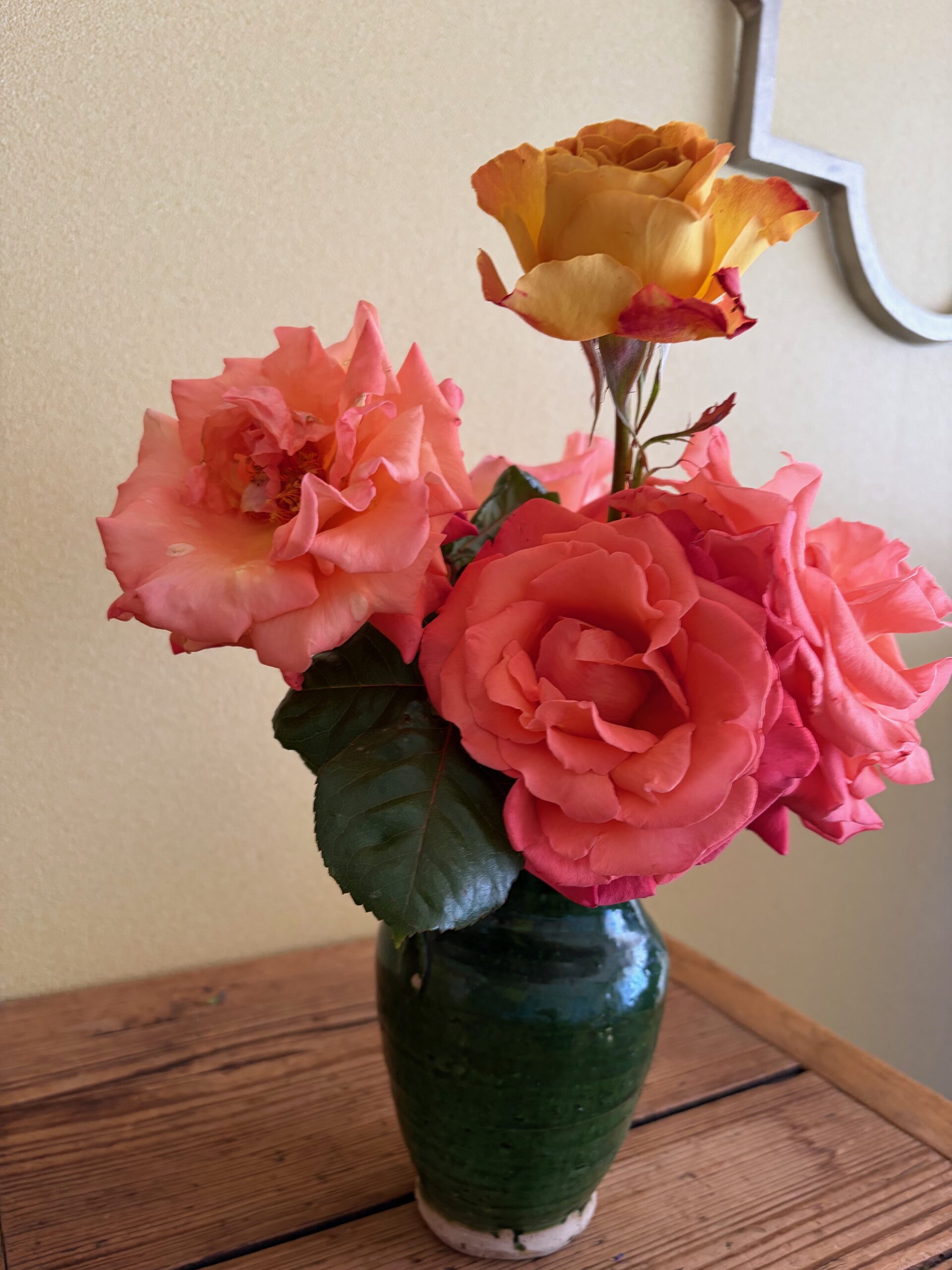 チェストの上に飾ったバラの花 お気に入りのコーナー